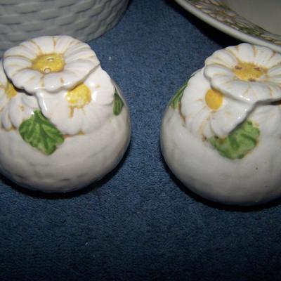 LOT 85 WONDERFUL MCM METLOX SCULPTURED DAISY SERVING PIECES