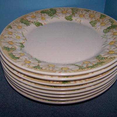 LOT 86 WONDERFUL MCM METLOX SCULPTURED DAISY DINNER PLATES PLUS