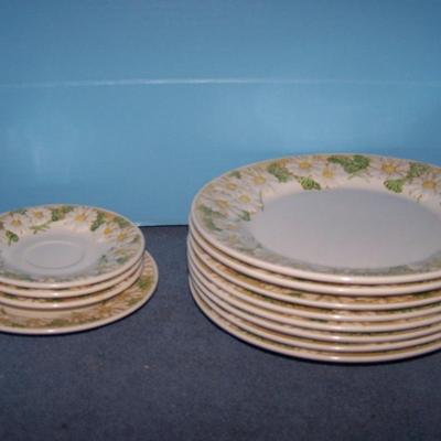 LOT 86 WONDERFUL MCM METLOX SCULPTURED DAISY DINNER PLATES PLUS