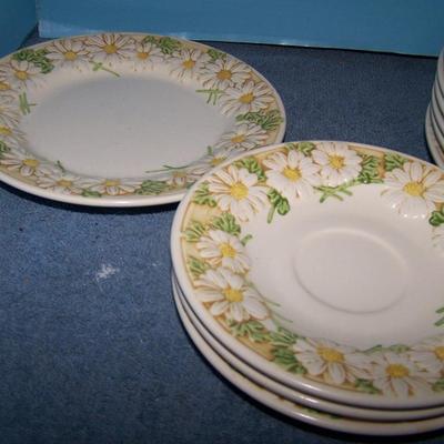 LOT 86 WONDERFUL MCM METLOX SCULPTURED DAISY DINNER PLATES PLUS