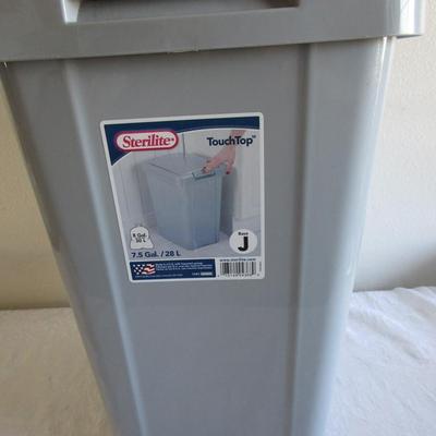 7.5 Gallon trash can with lid