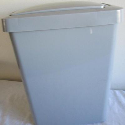 7.5 Gallon trash can with lid