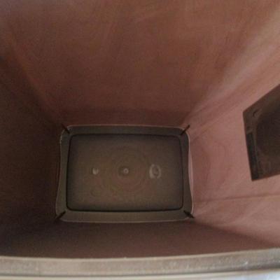 7.5 Gallon trash can with lid