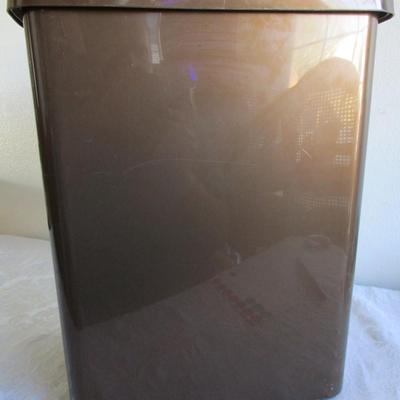 7.5 Gallon trash can with lid