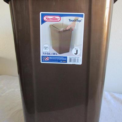7.5 Gallon trash can with lid