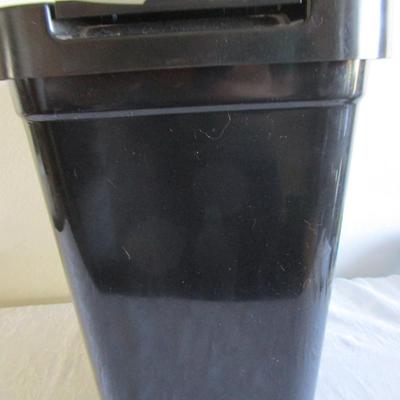 7.6 Gallon trash can with lid