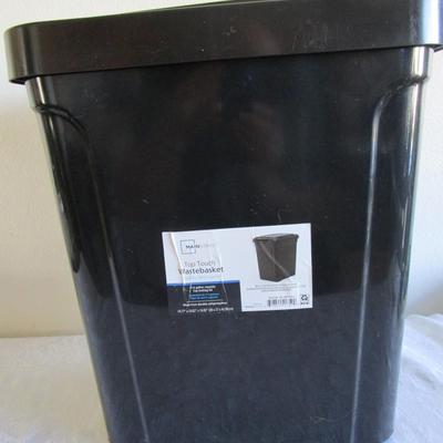 7.6 Gallon trash can with lid