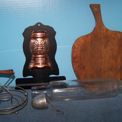 LOT 92 GREAT VINTAGE KITCHENWARE COOKBOOK HOLDER/EGG RACK+++