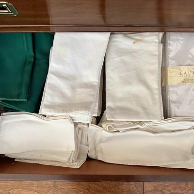 Lot of cloth napkins, and table runners