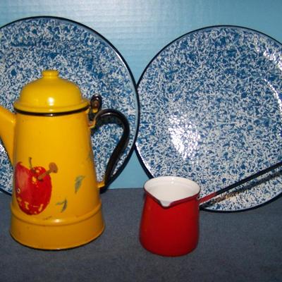 LOT 99 VINTAGE GRANITE & ENAMEL WARE