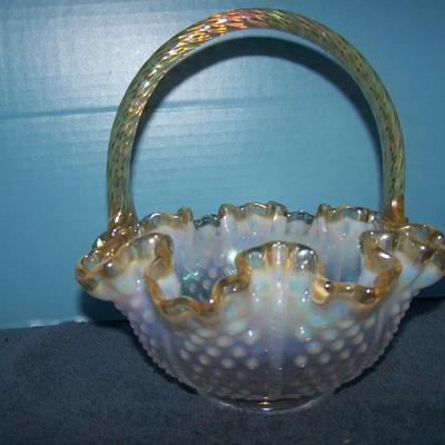 LOT 102 GORGEOUS VINTAGE ART GLASS FENTON BASKET