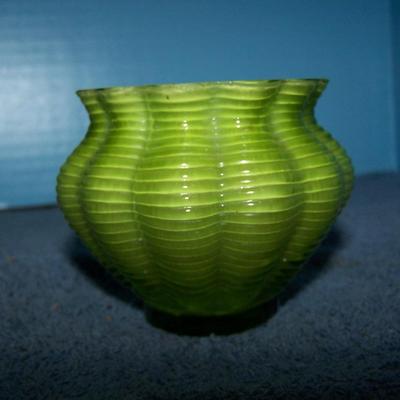 LOT 102 GORGEOUS VINTAGE ART GLASS FENTON BASKET
