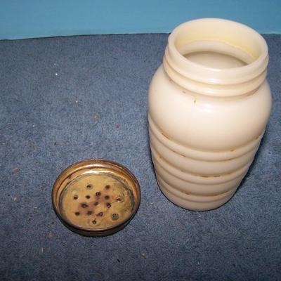 LOT 103 GREAT VINTAGE KITCHEN STUFF