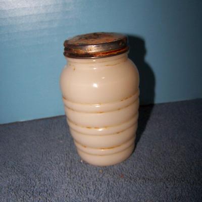 LOT 103 GREAT VINTAGE KITCHEN STUFF