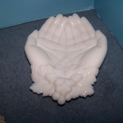 LOT 105 BEAUTIFUL VERY OLD MILK GLASS PIECES MOSTLY VICTORIAN
