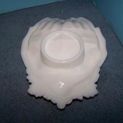 LOT 105 BEAUTIFUL VERY OLD MILK GLASS PIECES MOSTLY VICTORIAN