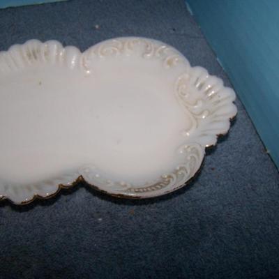 LOT 105 BEAUTIFUL VERY OLD MILK GLASS PIECES MOSTLY VICTORIAN