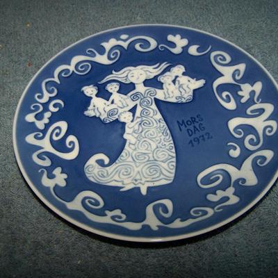 LOT 108 LOVELY VINTAGE DENMARK DISHWARE & BONE DISHES