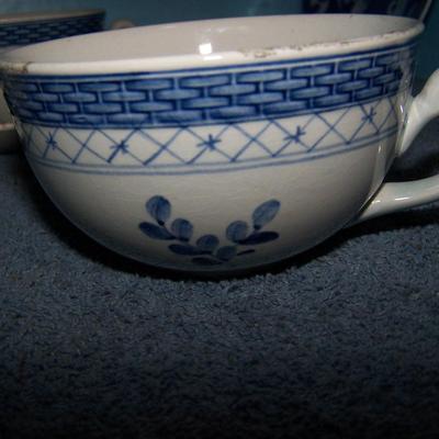 LOT 108 LOVELY VINTAGE DENMARK DISHWARE & BONE DISHES