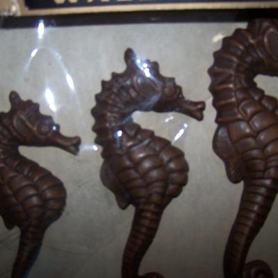 LOT 119 FAB MCM WALL SEALIFE--SEAHORSES/FISH