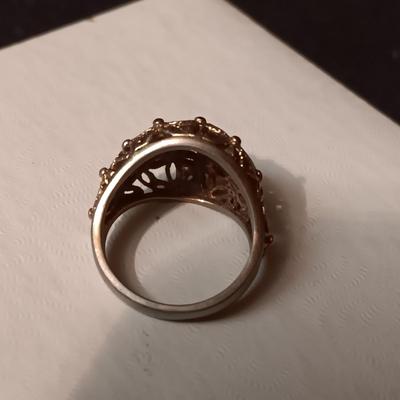 2 LADIES FASHION RINGS