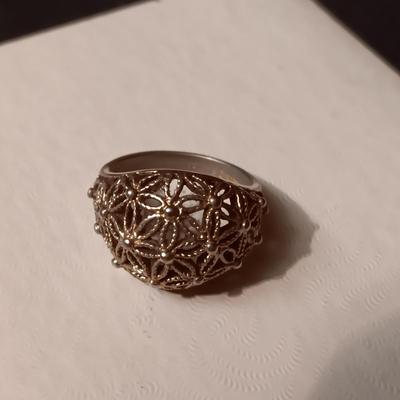 2 LADIES FASHION RINGS