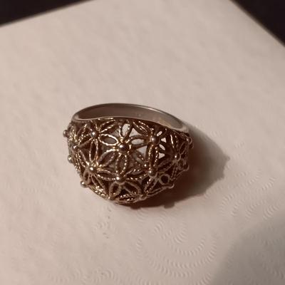 2 LADIES FASHION RINGS