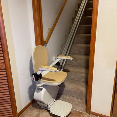 MOBILITY ELECTRIC ACORN SUPERGLIDE STAIR CHAIR LIFT