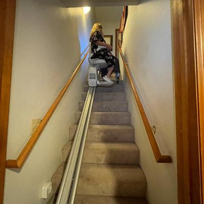MOBILITY ELECTRIC ACORN SUPERGLIDE STAIR CHAIR LIFT