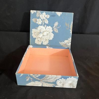 Jade, Seashell & Pearl Necklaces Plus Jewelry Trays (GB-DZ)