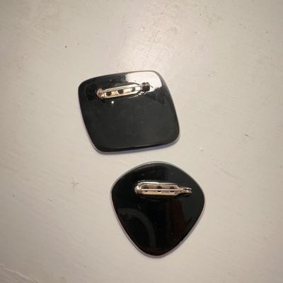 Assortment of Necklaces and Brooches (GB-DZ)