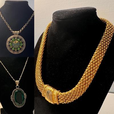 Assortment of Necklaces and Brooches (GB-DZ)