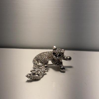 Assortment of Necklaces and Brooches (GB-DZ)