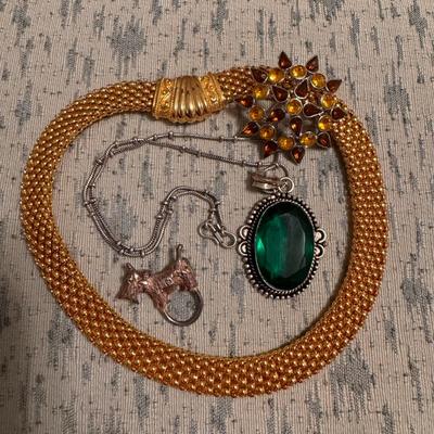 Assortment of Necklaces and Brooches (GB-DZ)