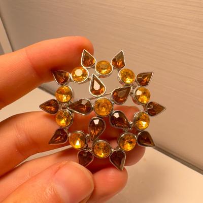 Assortment of Necklaces and Brooches (GB-DZ)