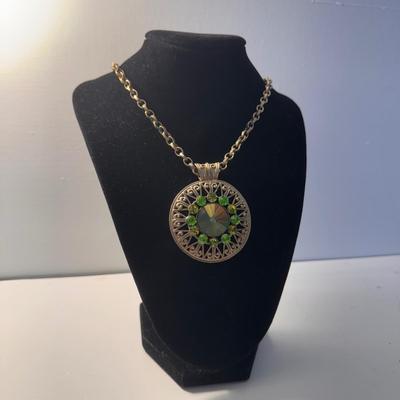 Assortment of Necklaces and Brooches (GB-DZ)