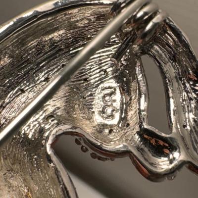 Assortment of Necklaces and Brooches (GB-DZ)