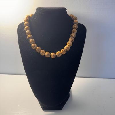 Assortment of Necklaces and Brooches (GB-DZ)