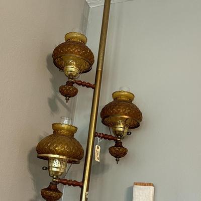 Floor to ceiling lamp