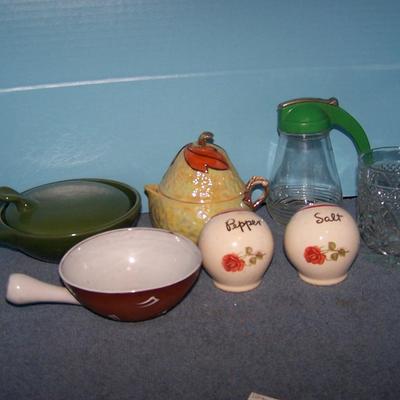 LOT 126 GREAT VINTAGE KITCHEN STUFF JUICER/PITCHER SYRUP S/P plus