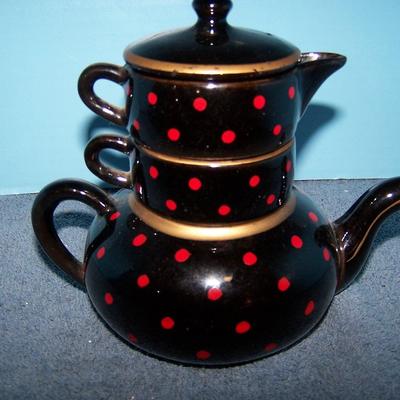 LOT 129 GREAT VINTAGE STACKING TEAPOT SET BOTTLE
