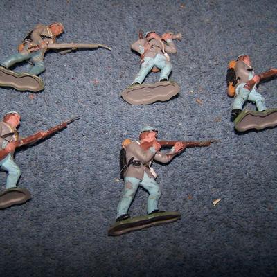 LOT 140 GREAT VINTAGE LOT CONFEDERATE PAINTED SOLDIERS--CRESCENT TOY CO