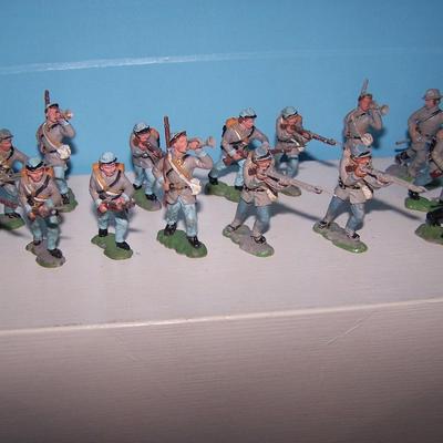 LOT 140 GREAT VINTAGE LOT CONFEDERATE PAINTED SOLDIERS--CRESCENT TOY CO