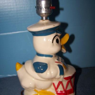 LOT 147 WONDERFUL VINTAGE DONALD DUCK LAMP & 2 BANKS