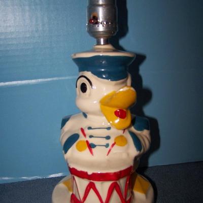 LOT 147 WONDERFUL VINTAGE DONALD DUCK LAMP & 2 BANKS