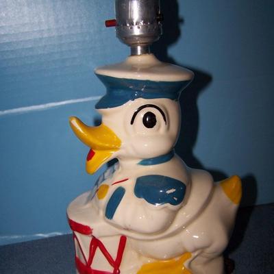 LOT 147 WONDERFUL VINTAGE DONALD DUCK LAMP & 2 BANKS