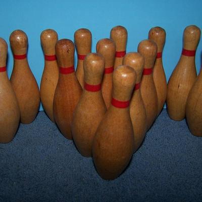 LOT 149 GREAT VINTAGE MINI WOODEN BOWLING PINS