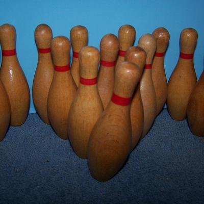 LOT 149 GREAT VINTAGE MINI WOODEN BOWLING PINS