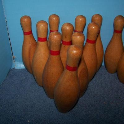 LOT 149 GREAT VINTAGE MINI WOODEN BOWLING PINS
