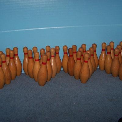 LOT 149 GREAT VINTAGE MINI WOODEN BOWLING PINS